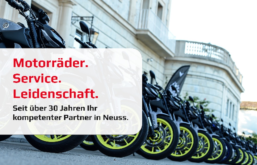 Mehrere Yamaha Motorräder vor einem Gebäude